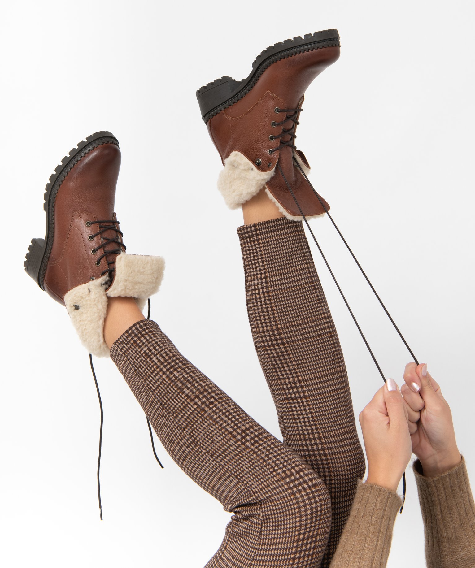 boots-femme-fourrees-447omz.jpg Boots fourrées femme dessus cuir uni à lacets Tanéo marron | GEMO – Image 1