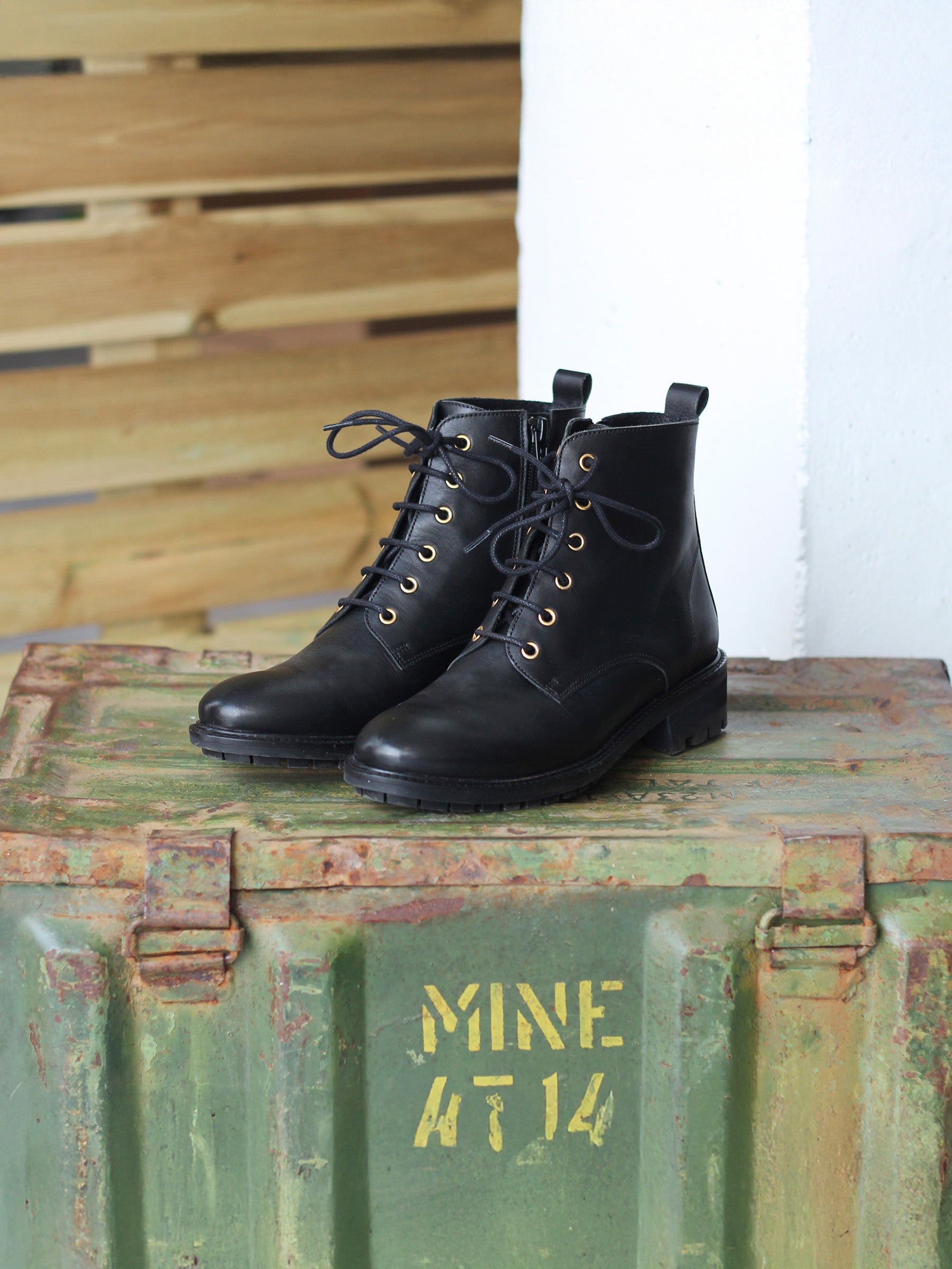 boots-noires-femme-cuir-827mnn-1.jpg Bottines plates à lacet cuir noir – Image 1