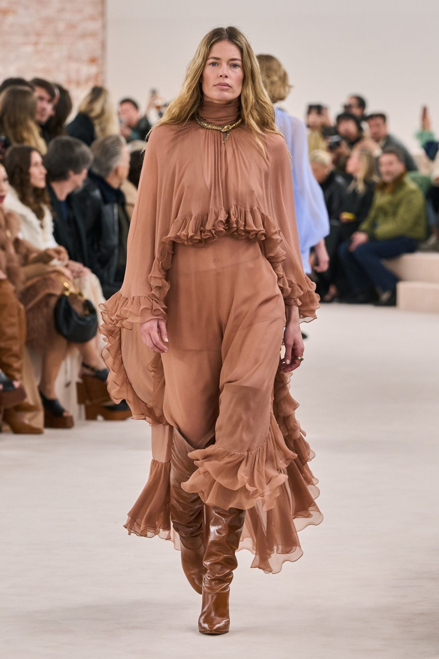 botte-longue-088wqs-1.jpg Quelles robes longues porter avec des bottes à plus de 40 ans ? | Vogue France – Image 1