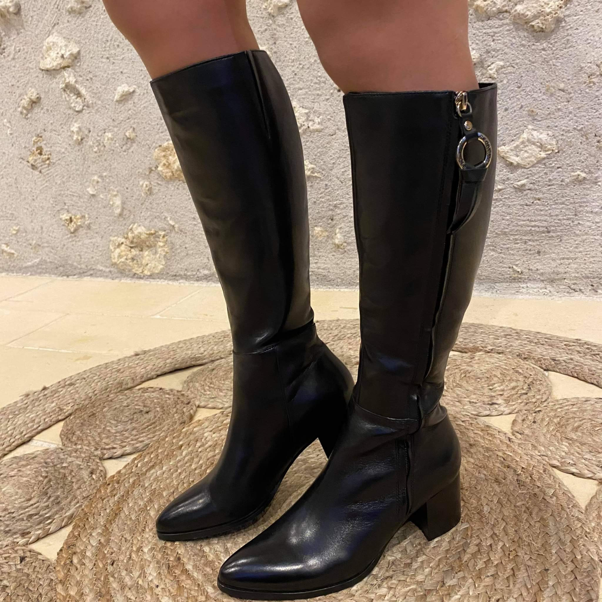 bottes-a-talon-noir-313ddq-1.jpg Bottes noires cuir à talon femme BOUTIQUE CAPRICES – Image 1