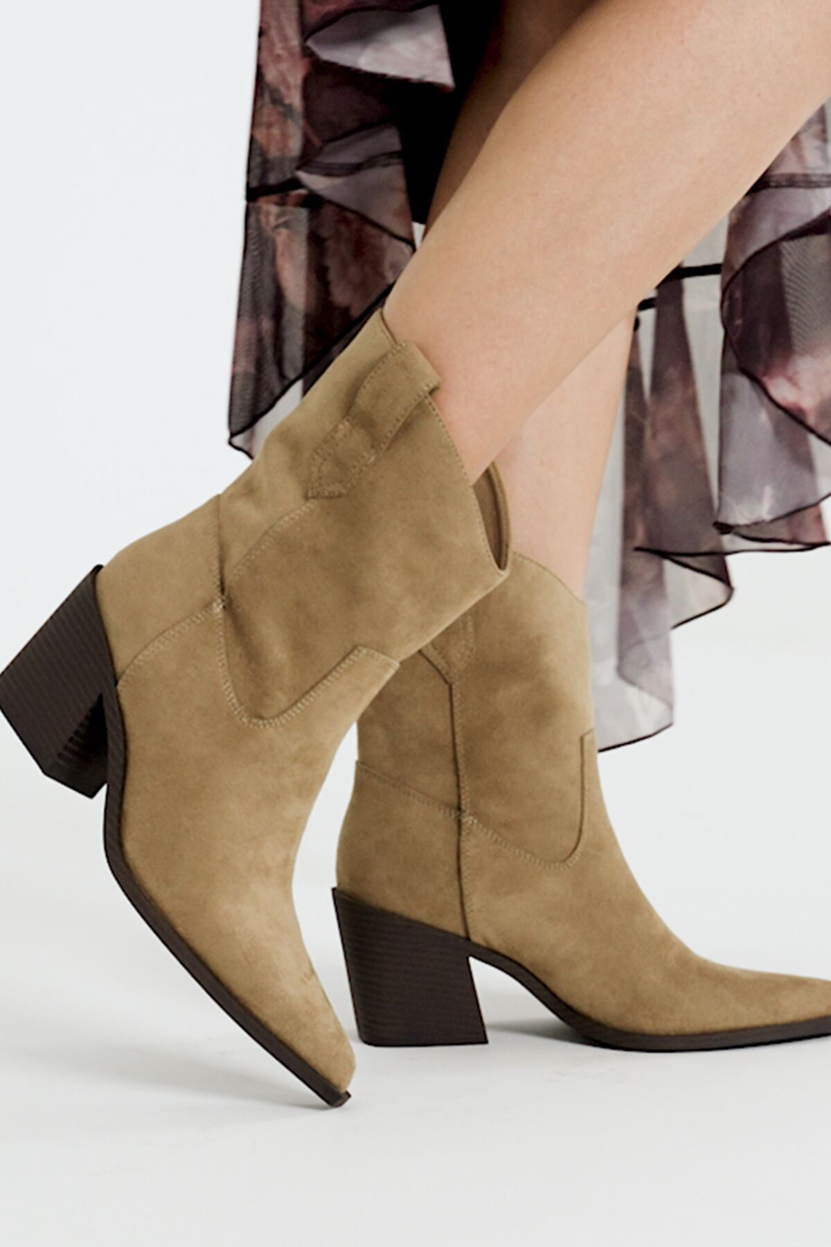 bottes-bershka-700cnn-1.jpg Bershka Bottes Suede Beige BERSHKA BOTTES À Talon Multicolore Molletonné Dames T 39 Beige – Image 1