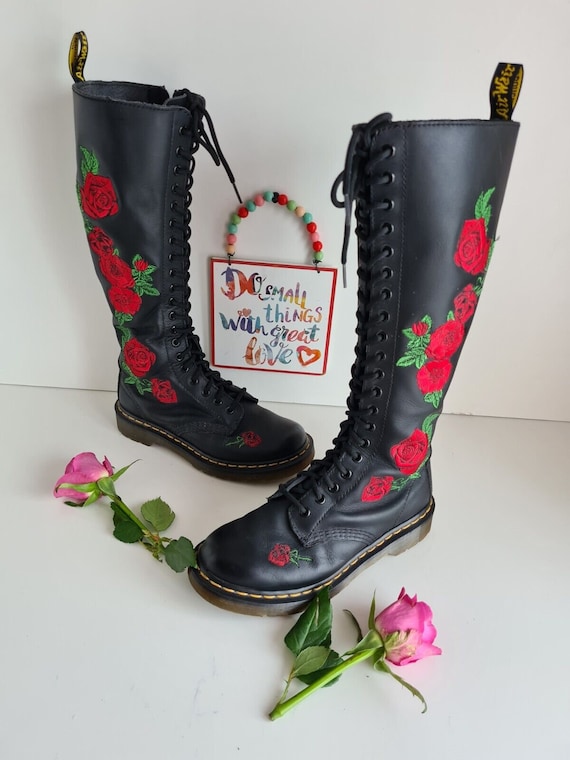 bottes-doc-martens-femme-671vek-1.jpg Bottes Dr. Martens Rhonda Floral, grande hauteur genou Vonda Rose (UK4) Etsy France – Image 1