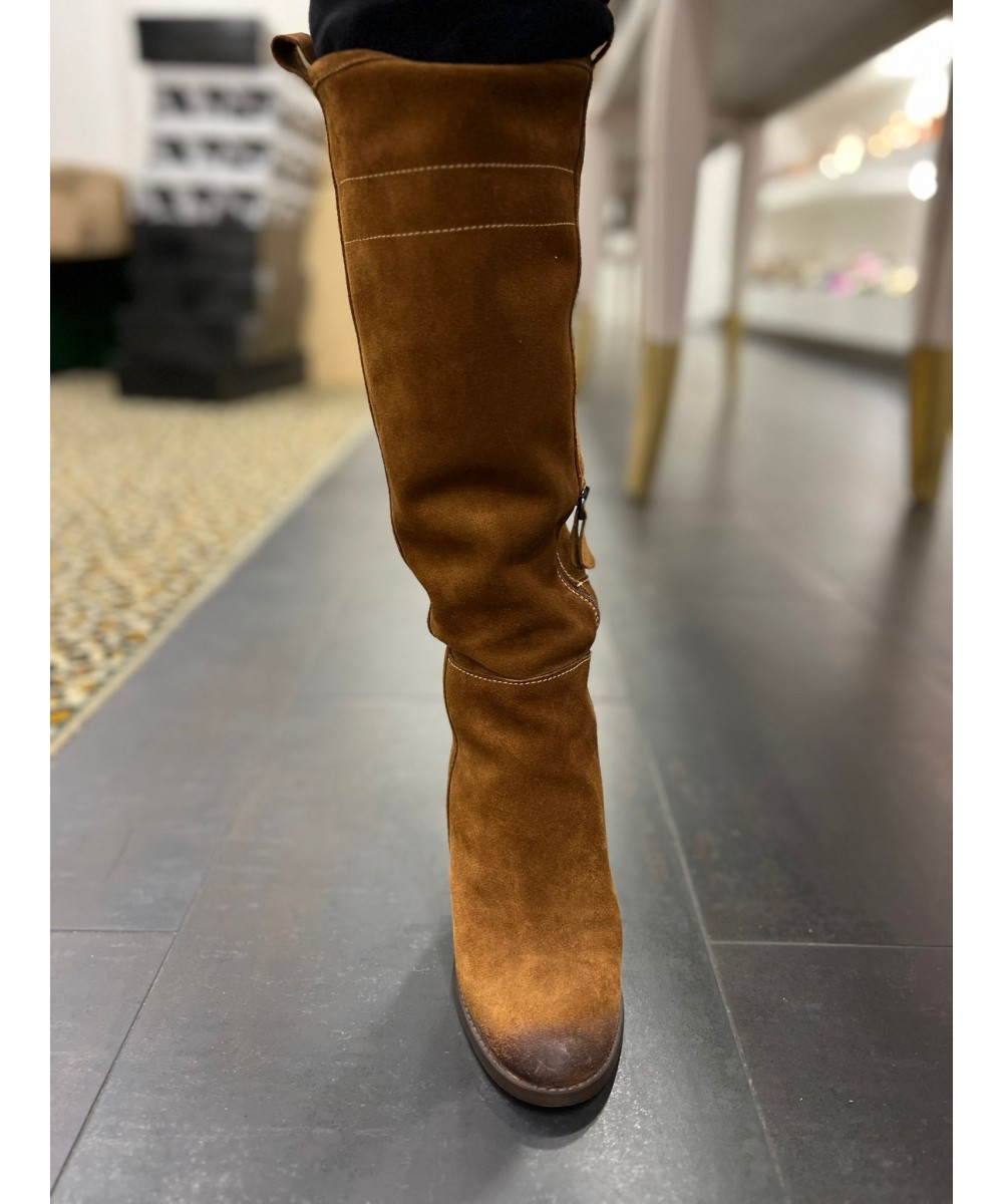 bottes-en-daim-029njf-1.jpg BOTTE LISA DAIM CAMEL – Image 1
