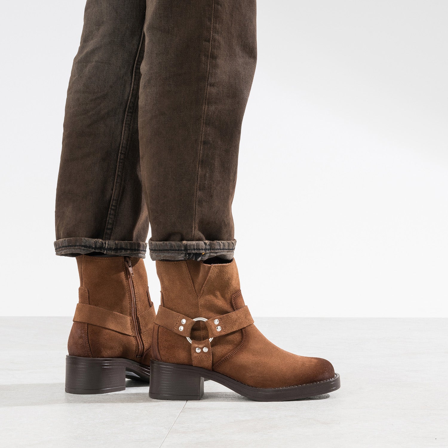 bottes-motardes-femme-507wfp-1.jpg Boots Biker Marron Femme Suede Bottes Femme Biker Bottines Plates Bottines Style Motard – Image 1