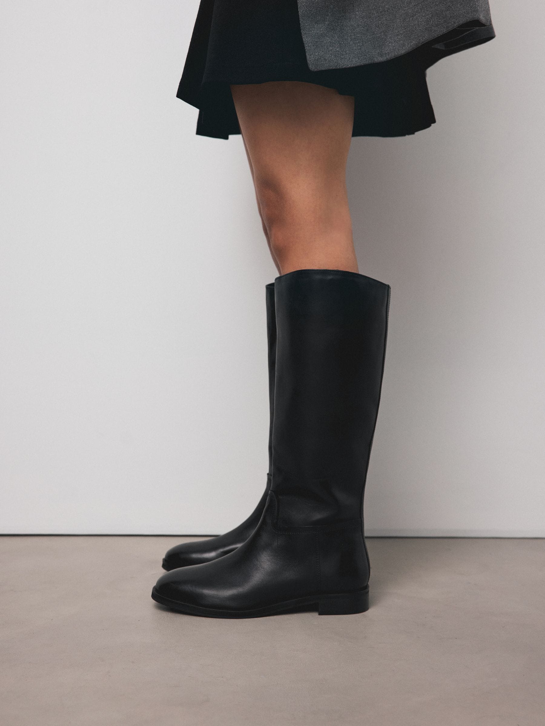 bottes-plates-noires-803vzh-1.jpg Acheter Cuir noir Bottes d'équitation plates Forever Comfort® from Next France – Image 1