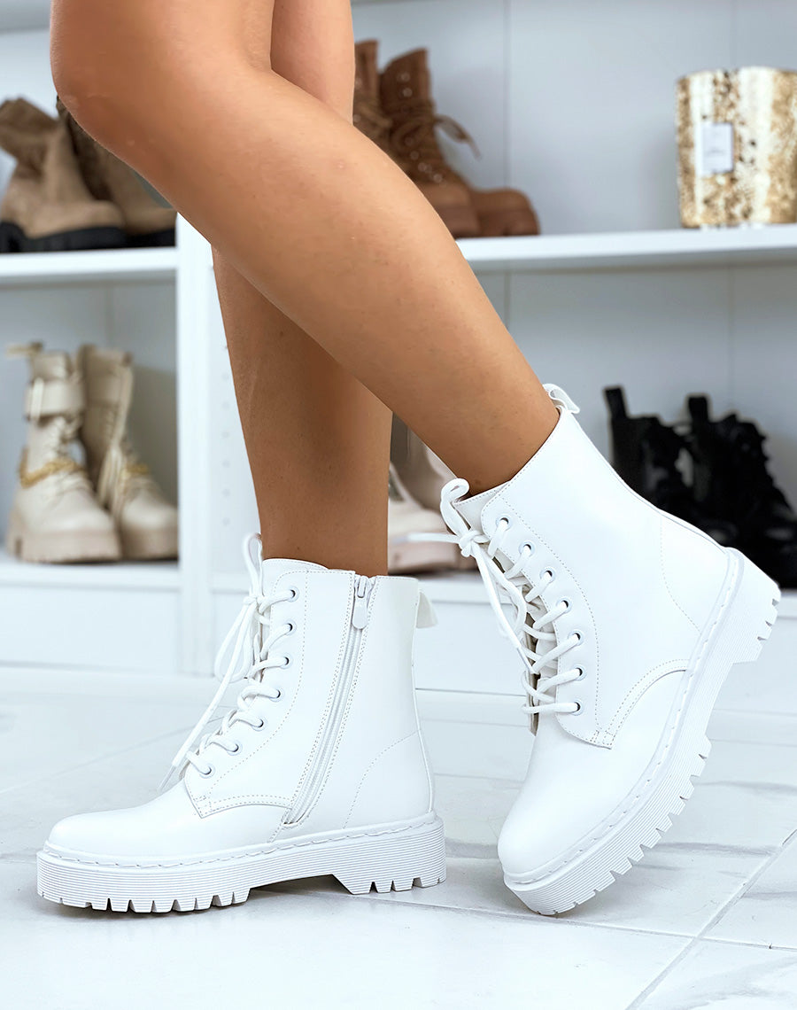 bottines-blanche-276suz-1.jpg Bottines blanches montantes à semelle plate lacées – Image 1