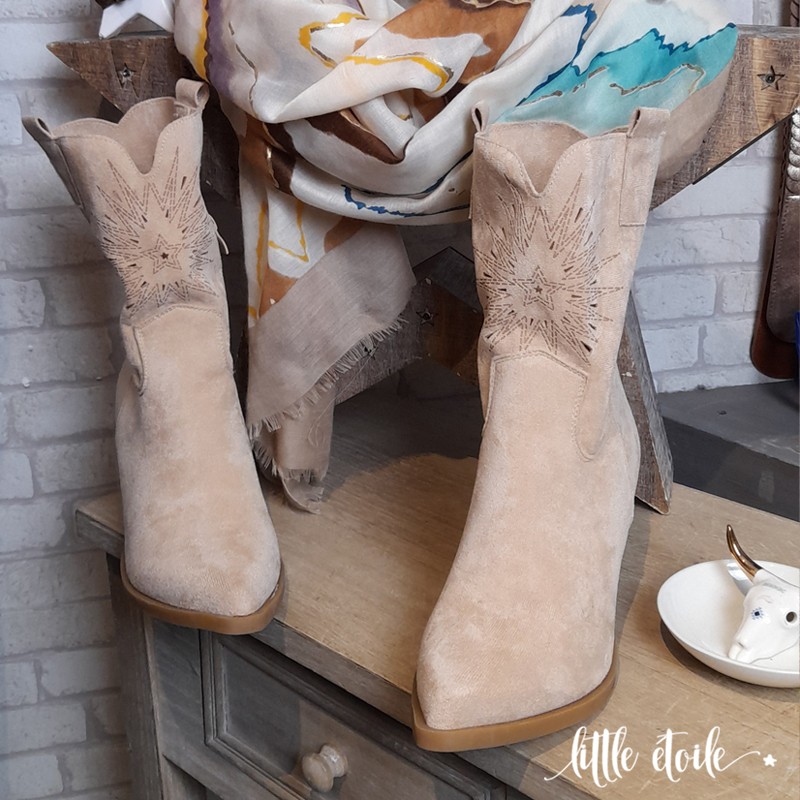 bottines-daim-beige-422rfc-1.jpg Boots santiags aspect daim, esprit Rock bohème avec broderies & étoile – Image 1