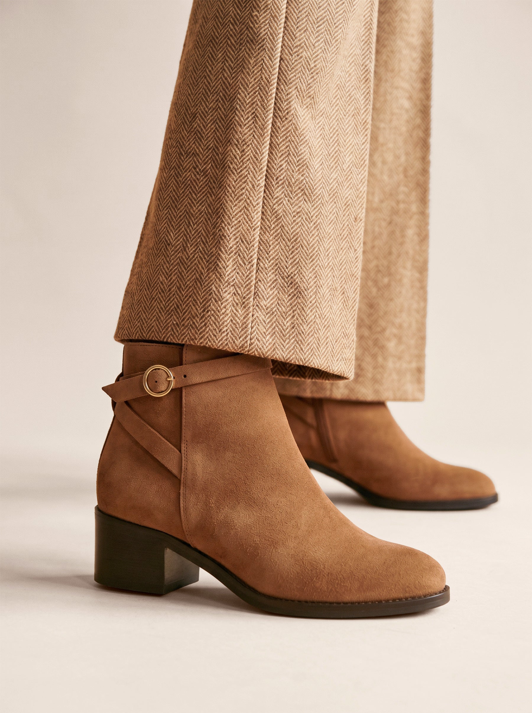 bottines-daim-camel-315fdv-1.jpg Bottines cavalières cuir daim camel – Image 1