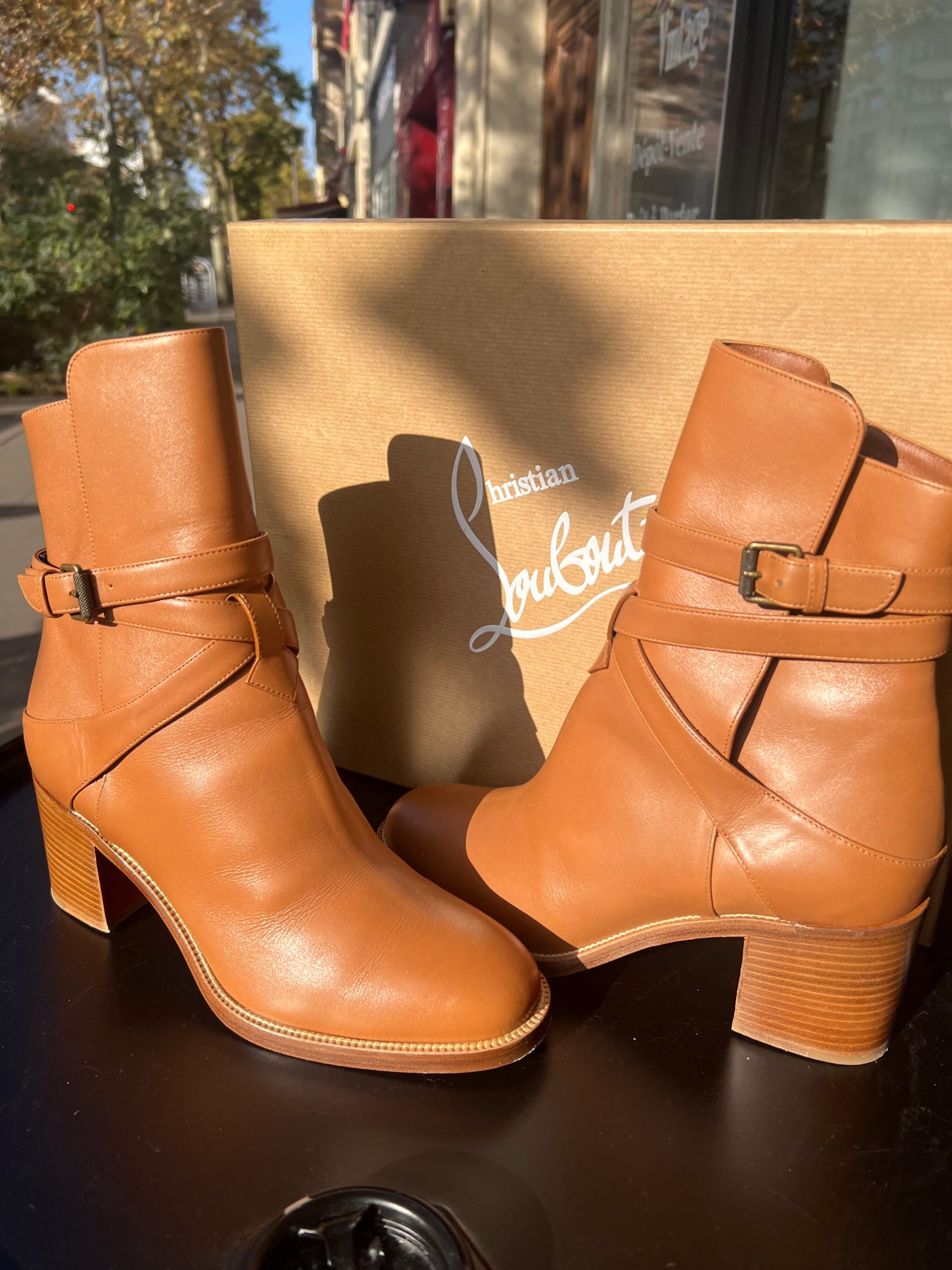 louboutin-bottines-266emf-1.jpg Bottines Louboutin Cuir camel – Dress'Vintage – Image 1