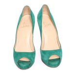 Boutique CHRISTIAN LOUBOUTIN Escarpins peep toe à plateforme et talon stiletto en suede vert émeraude Prix boutique 800€ Taille 37
